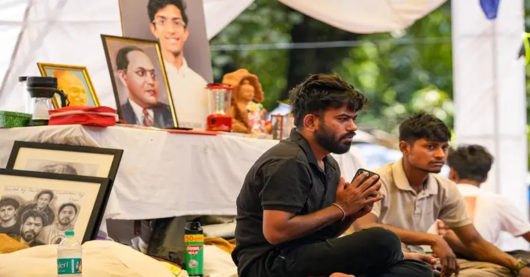 বিক্ষোভে ককরোচ জনতা পার্টির (সিজেপি) প্রতিষ্ঠাতা অভিজিৎ দীপকে